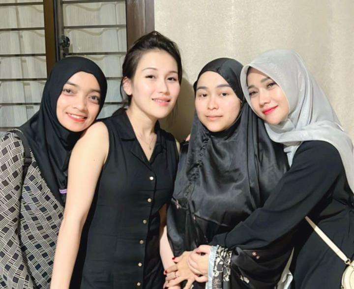 Duka mendalam masih menyelimuti keluarga besar pedangdut kondang Ayu Ting-Ting, dimana sang adik Assyifa begitu terpukul saat menuangkan ASI untuk terakhir kali. (Ig @ayutingting92)