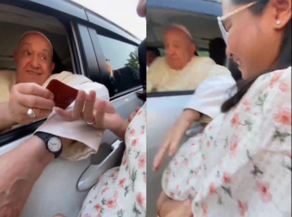 Momen langka Paus Fransiskus yang berkati ibu hamil dan memberikan hadiah ke Veronica Intan.  (Kolase Istimewa)