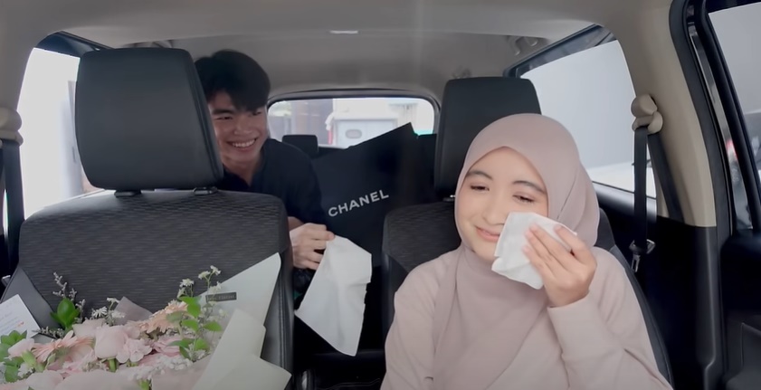 Arafah yang mendapat kejutan dari Steven Wongso hingga membuat seorang komika ini terharu. (youtube/SS/Arafah Rianti)