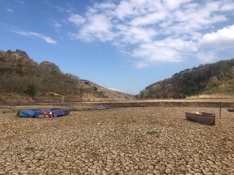 KEKERINGAN: Sungai Keyang, hulu Waduk Bendo di Desa Ngadirojo (Sooko) dan Desa Temon (Sawoo), Ponorogo mengering dampak musim kemarau. (SUGENG DWI N./JAWA POS RADAR PONOROGO)