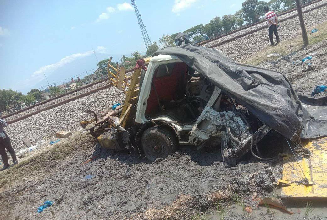 Kecelakaan maut truk va kereta api di perlintasan tanpa palang pintu di Ngawi Sabtu (7/9/2024). (ISTIMEWA)