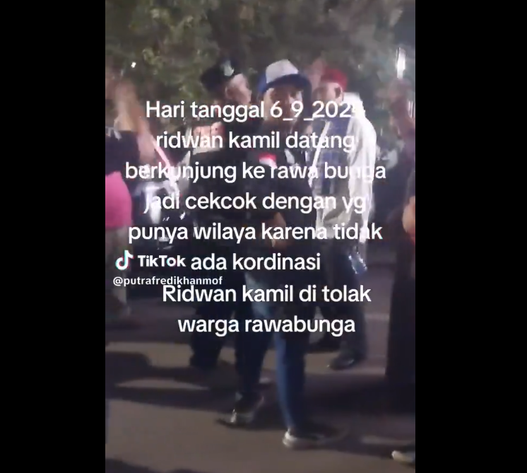 Potongan video penolakan Ridwan Kamil di Rawabunga, Jatinegara ( X @CakKhum)
