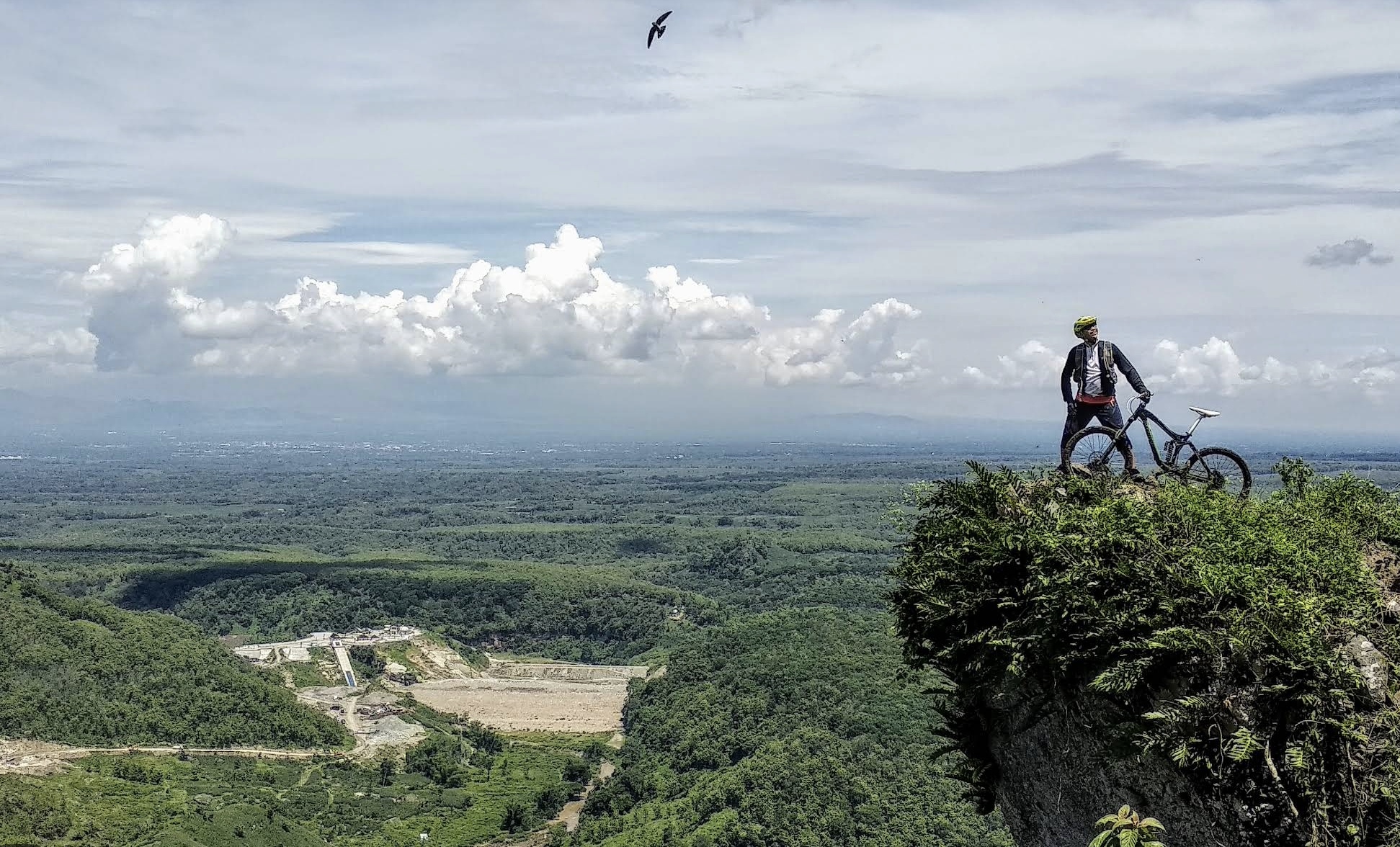 Keindahan Gunung Bhayangkaki (Google maps : Alul Hidja )