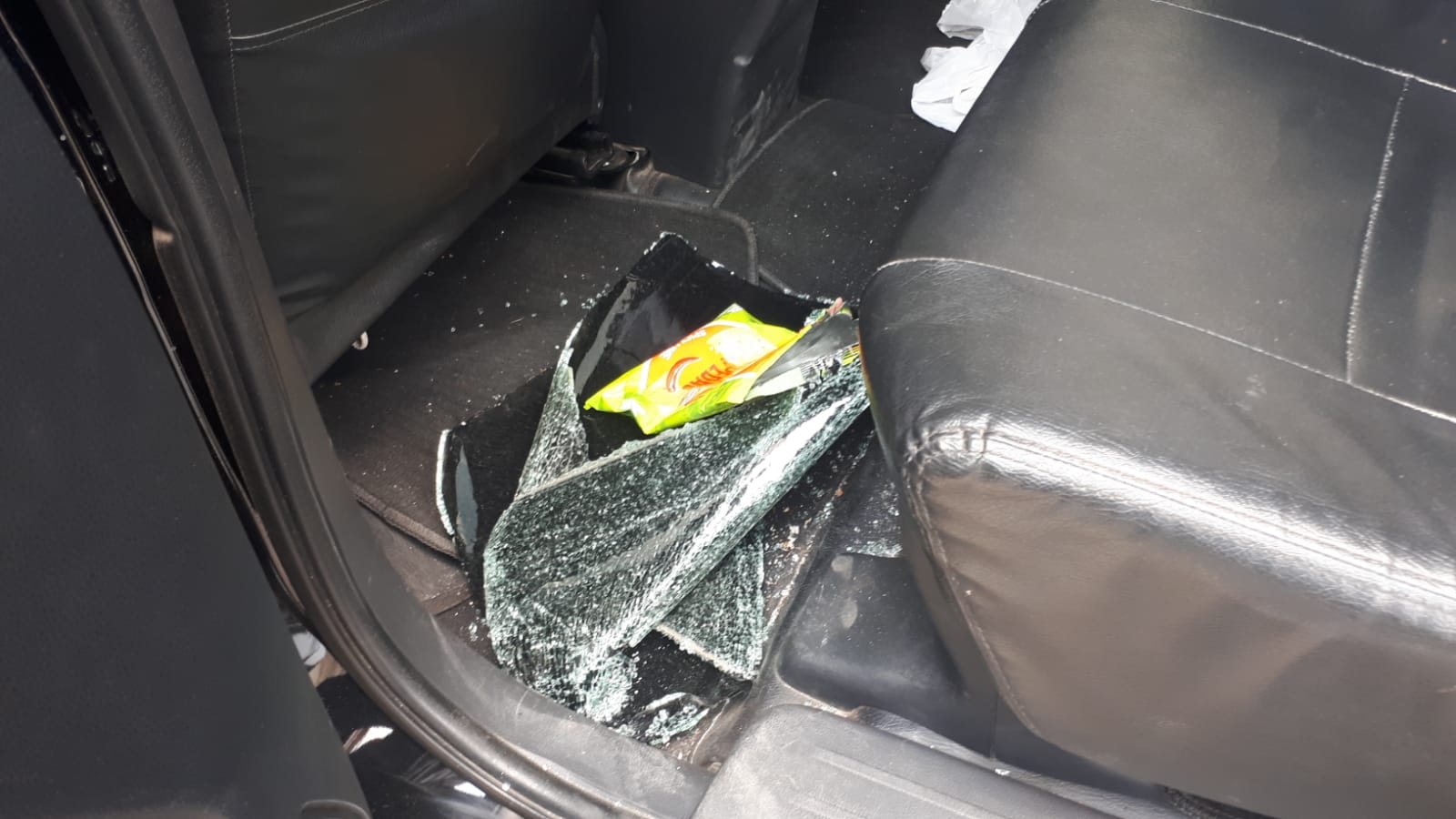 RUSAK: Mobil operasional Bawaslu Ponorogo menjadi korban sasaran maling pecah kaca di Tulungagung Sabtu (7/9/2024).&nbsp; (BAWASLU UNTUK JAWA POS RADAR PONOROGO)