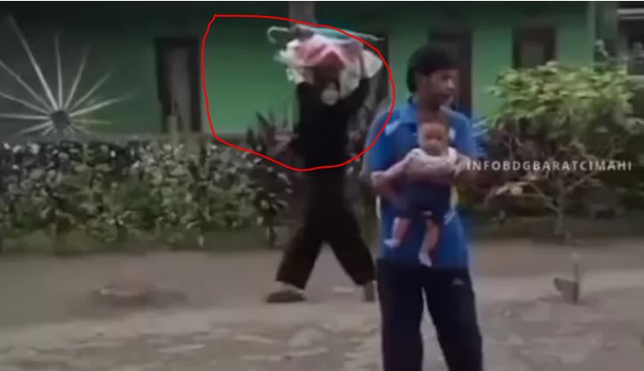 Nia Kurnia Sari menjajakan gorengan sebelum ditemukan tewas terkubur tanpa busana di hutan Padang Pariaman, Sumbar. (Twitter X)