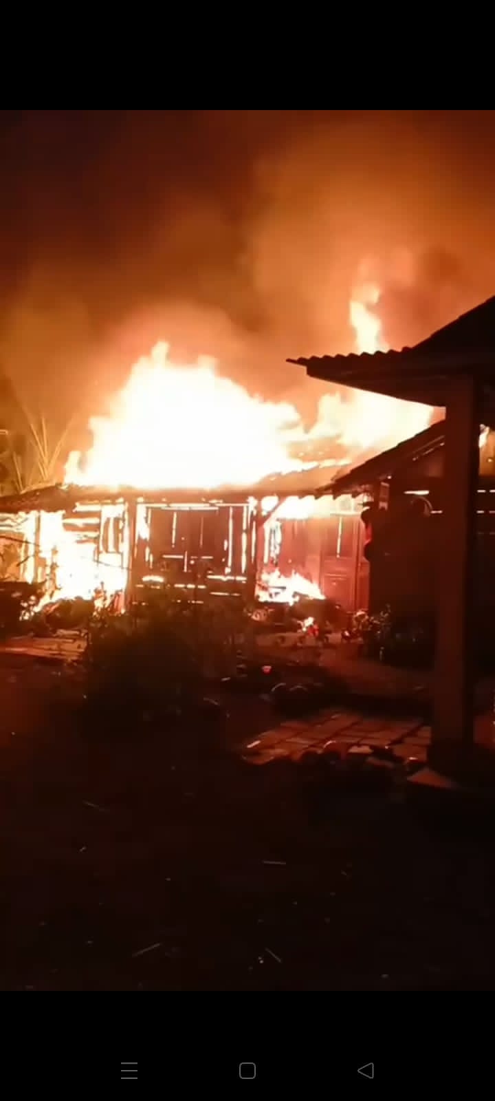 Detik-detik kebakaran rumah milik warga di Pacitan saat ditinggal Yasinan malam Jumat (12/9/2024). (DAMKAR UNTUK JAWA POS RADAR PACITAN)