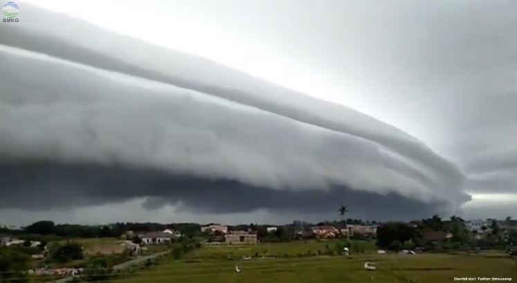 Penampakan awan Arcus atau yang kini disebut dengan awan tsunami tercatat BMKG terlihat di wilayah Meulaboh, Aceh, pada 10 Agustus 2020 lalu. (BMKG)