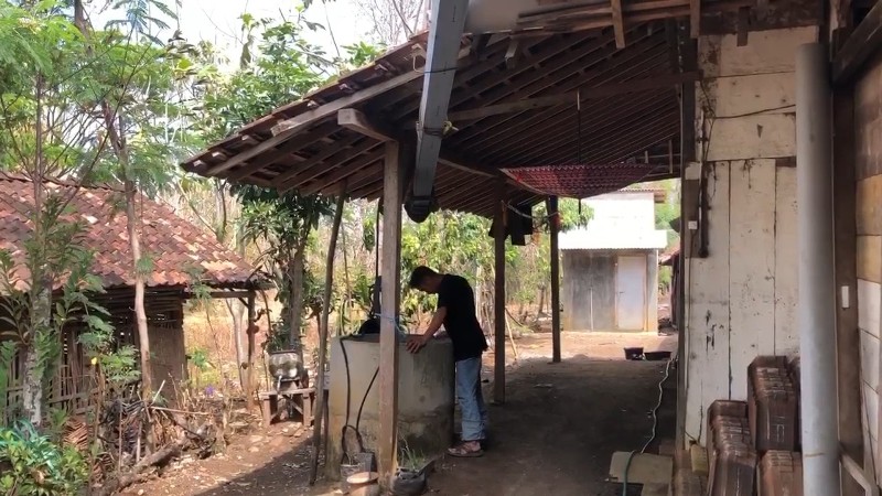 BERKAH: Warga manfaatkan air hujan untuk cadangan air bersih selama musim kemarau. (SUGENG DWI N./JAWA POS RADAR PONOROGO)