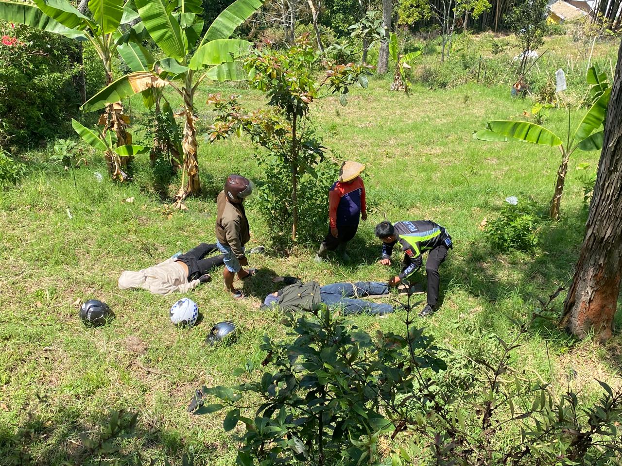 Sepasang sejoli asal Nganjuk mengalami rem blong hingga terjun ke jurang 10 meter di tikungan Ngwolo, jalur lama Sarangan, Magetan, Senin (16/9/2024). (AJI PUTRA/JAWA POS RADAR MAGETAN)