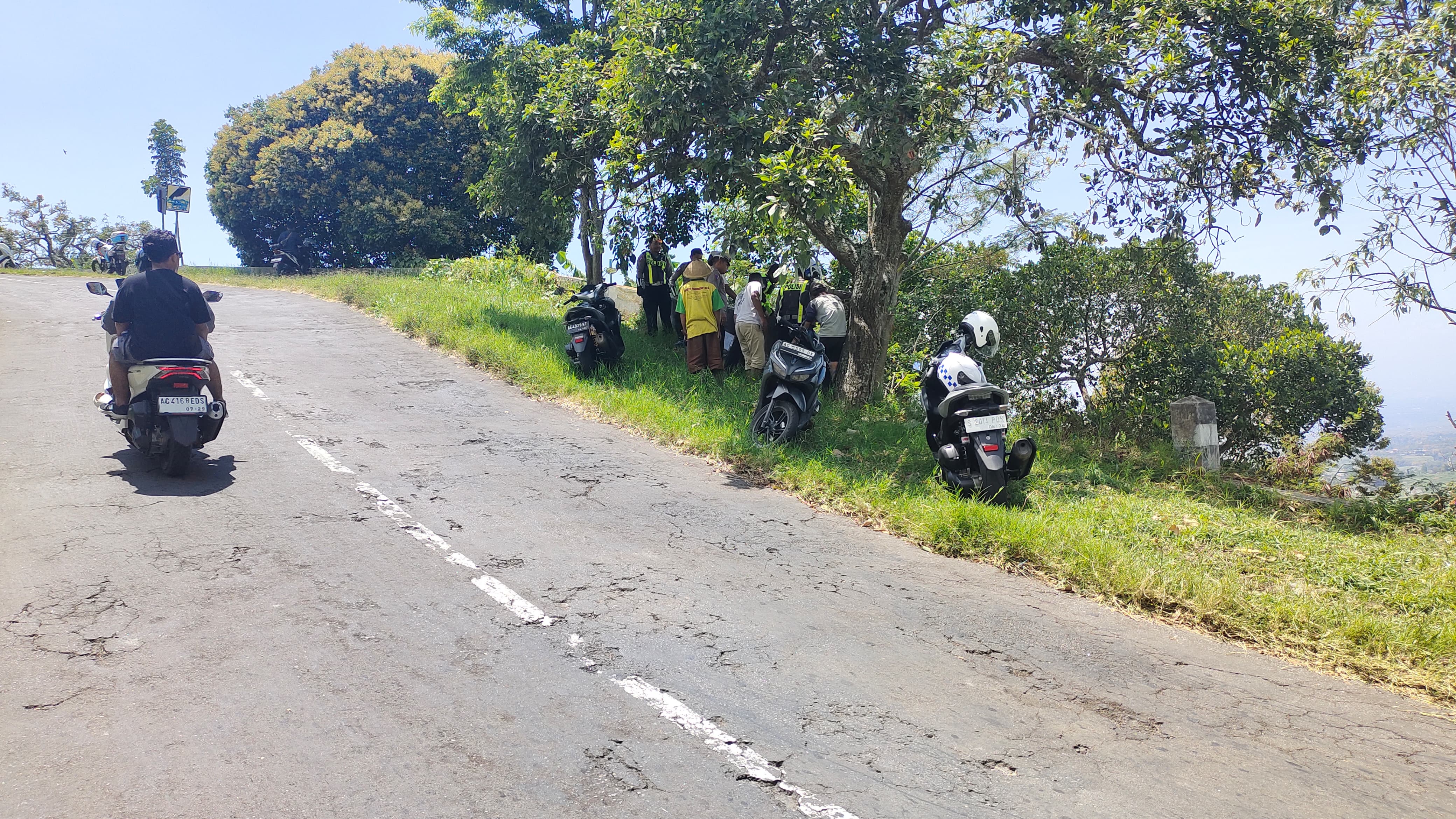 Laka maut di Tikungan Ngwolo, Jalur Lama Sarangan Senin (16/9/2024). (AJI PUTRA/JAWA POS RADAR MAGETAN)