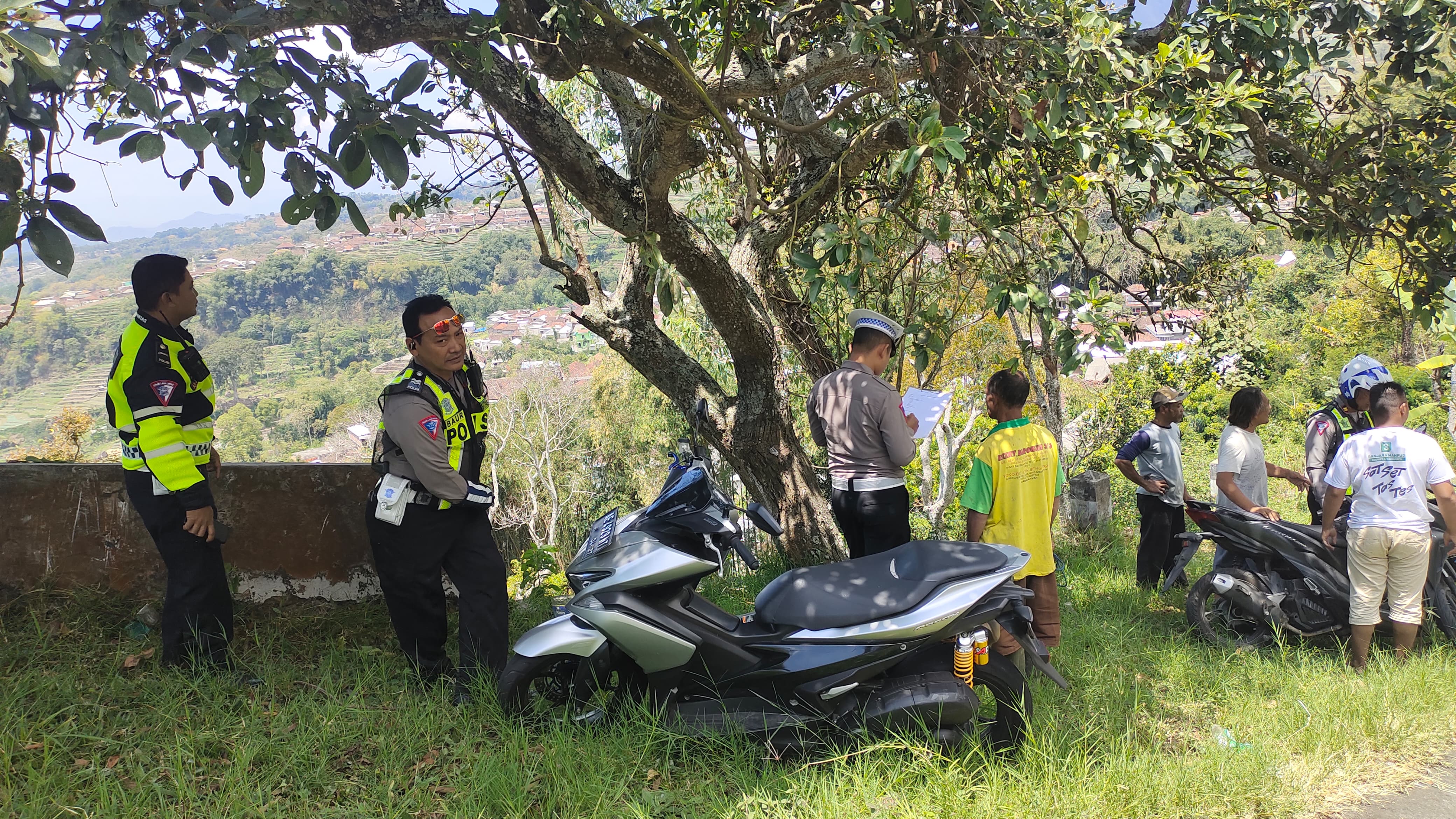 Kronologi laka sepasang kekasih asal Nganjuk di tikungan Ngwolo, jalur lama Sarangan saat perjalanan pulang dari telaga, Senin (16/9/2024). (AJI PUTRA/JAWA POS RADAR MAGETAN)