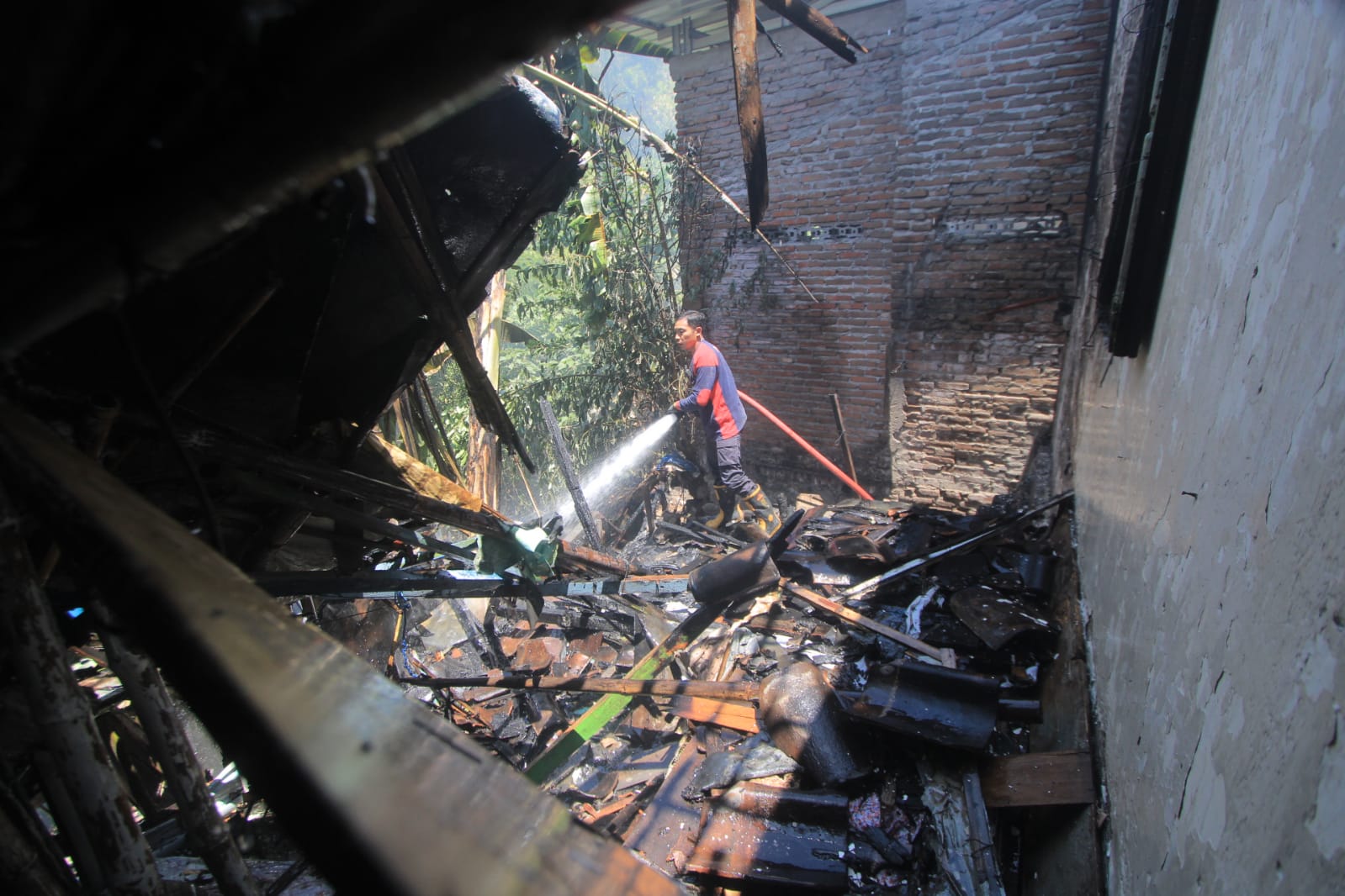 Kebakaran rumah warga di permukiman padat pendudk di Magetan Selasa pagi (17/9/2024). (AJI PUTRA/JAWA POS RADAR MAGETAN)