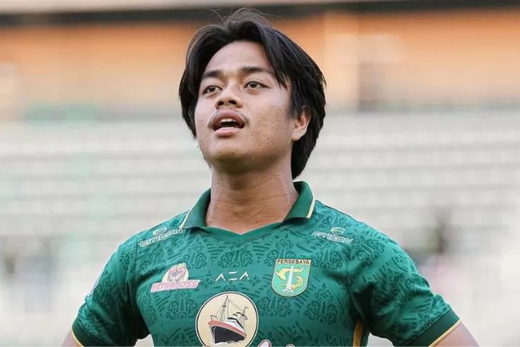Gelandang Persebaya Surabaya Andre Oktaviansyah dilarang bermain 3 laga dan bayar denda Rp 10 juta (Pinterest)