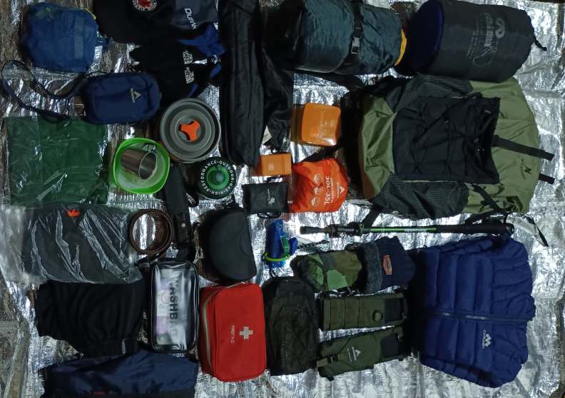 15 perlengkapan yang wajib dibawa saat mendaki gunung. (ERFAN/MG-IAIN/JAWA POS RADAR LAWU)