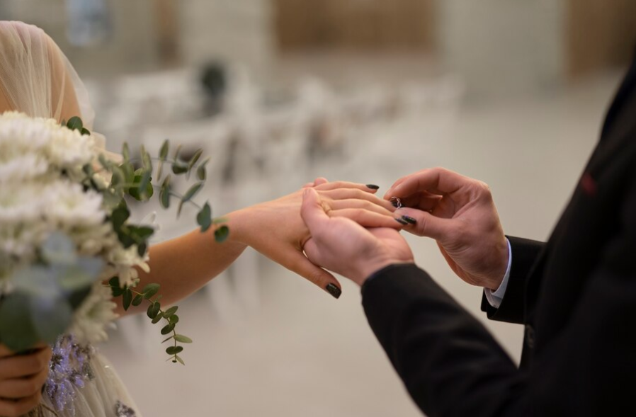 Sejarah istilah lavender marriage, istilah gaul yang sedang viral (Freepik)