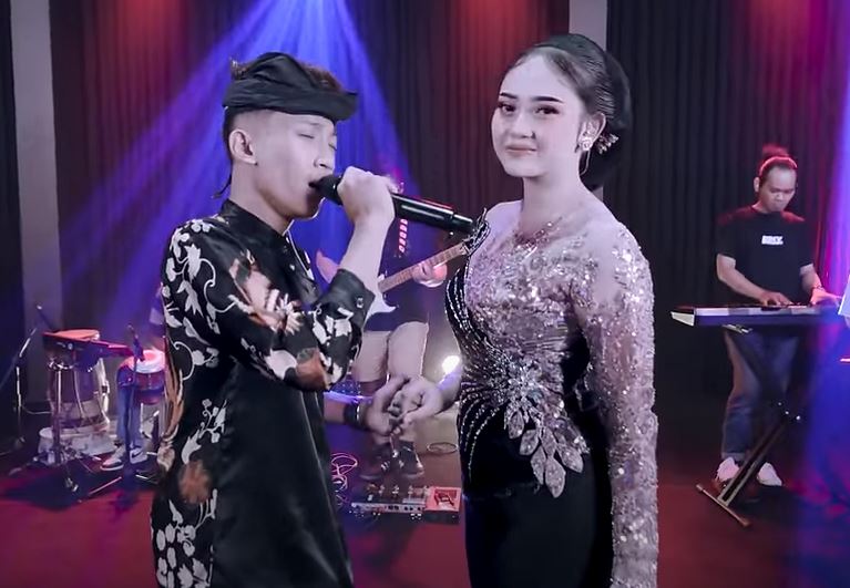 Lagu Pujaningsih, Wisnu Jaya feat Silvy Kumalasari. (CAPTURE YOUTUBE @musikinteractive)