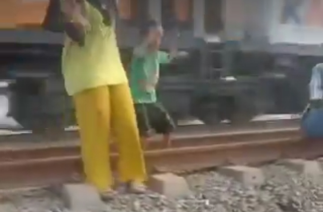 Video viral detik-detik sebelum 4 orang tertabrak kereta api di Karawang. (TWITTER X)