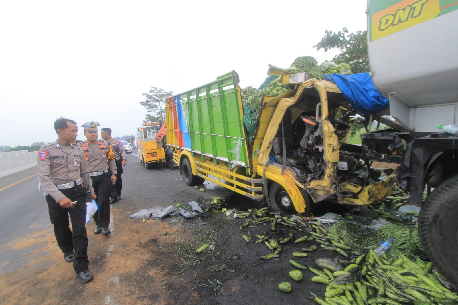 Sopir dan kernet truk sayur tewas dalam kecelakaan maut di Tol Madiun-Ngawi Kamis sore (26/9/2024). (AJI PUTRA/JAWA POS RADAR MAGETAN)