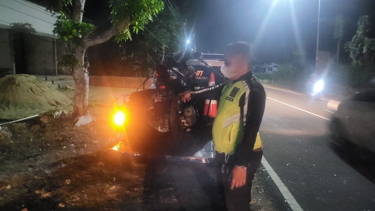 Kecelakaan di Jalur Pacitan-Solo. (NUR CAHYONO/JAWA POS RADAR PACITAN)
