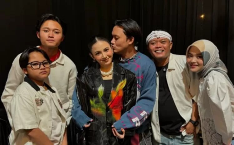 Anaknya diterpa isu miring usai menikah, sule pasang badan dan membantah keras isu perselingkuhan itu. (Jawa Pos)