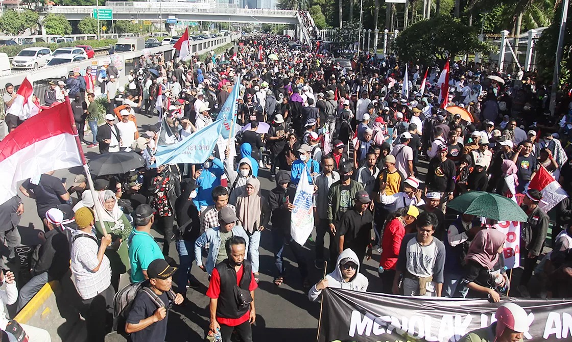 : Serikat Buruh meminta Kemenkes menghapus aturan kemasan rokok polos tanpa merek dari RPMK dan meninjau ulang PP 28/2024. (Jawa Pos)