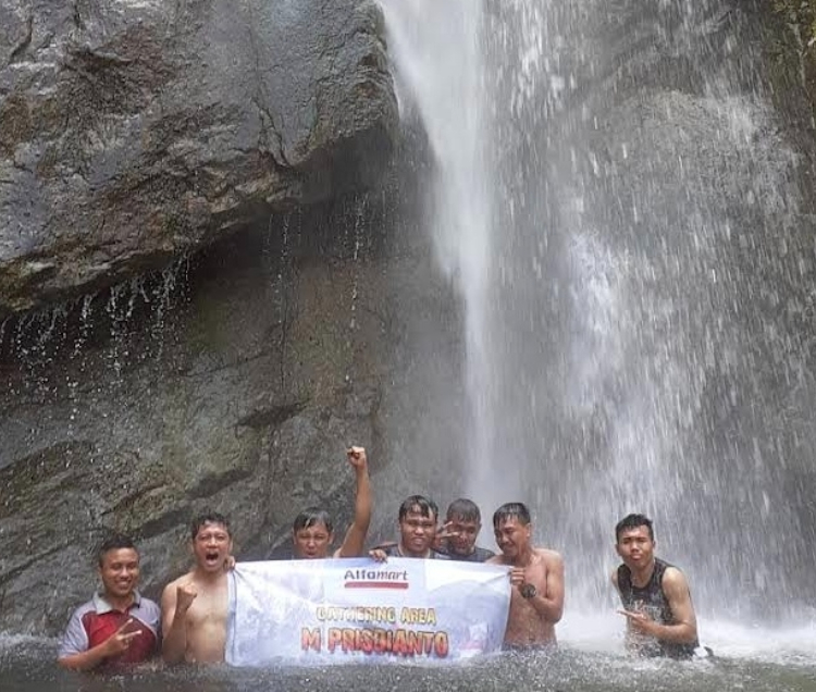 Bermain air menjadi aktivitas favorit saat berada di Air Terjun Permai Taludaa/ Foto: gmaps Ryan obLo