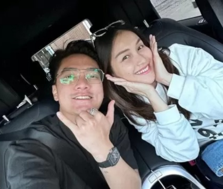 Buntut kandas hubungan asmaranya dengan Lettu Fardana, kini Ayu Ting-Ting ungkap permintaan maaf pada Boy William. (Jawa Pos)