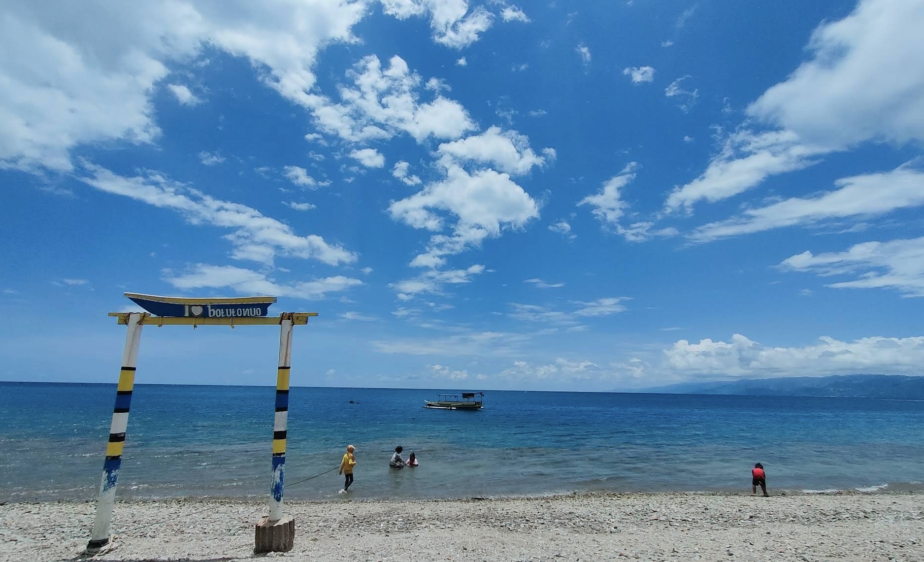 Pantai Botutonuo menawarkan pesona keindahan alam memukau