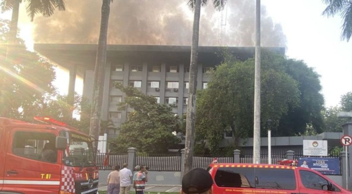 Kantor Badan Keamanan Laut atau Bakamla RI di Jl. Proklamasi No. 56 RT 10/RW 02 Menteng, Minggu (29/9/2024) pagi dilalap Si Jago Merah. (Antara)