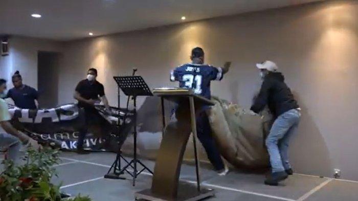 Belasan orang tak dikenal (OTK) dengan mengenakan masker melakukan pembubaran disertai pengrusakan acara diskusi politik di Hotel Grand Kemang, Jakarta Selatan, Sabtu (28/9). (Istimewa)
