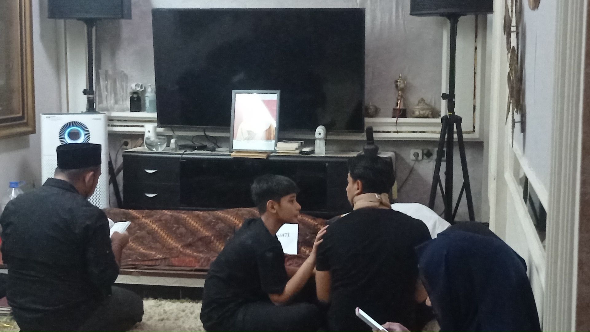 Kabar duka yang amat dalam tengah menyelimuti aktor ternama Sonny Septian, usai alami sakit yang cukup serius dan masih dalam proses pemulihan kini harus kehilangan sosok sang ibunda. (Istimewa)