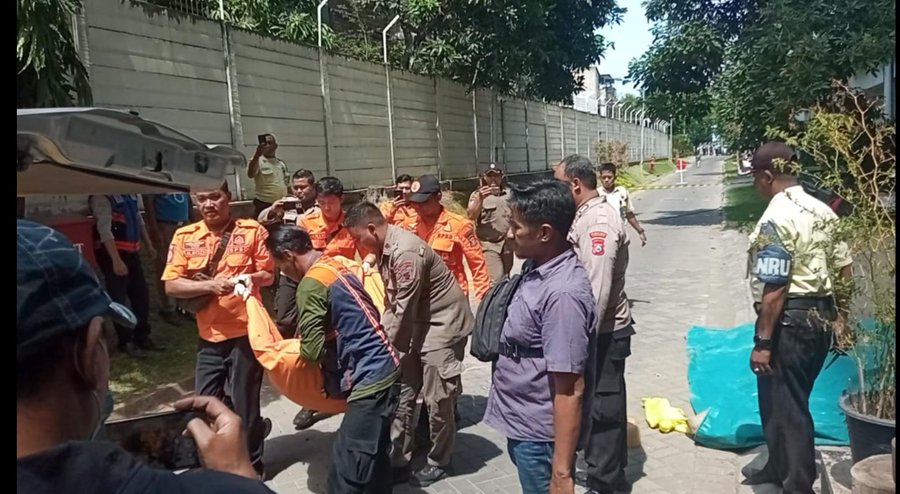 mahasiswa jurusan teknik mesin yang bunuh diri lompat dari gedung lantai 12 di kampus petra surabaya (istimewa)
