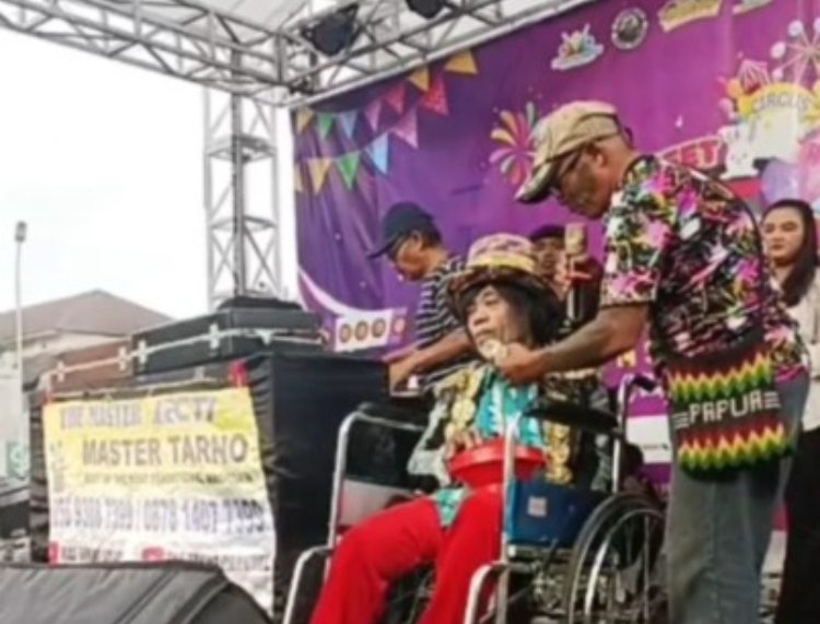 kondisi pak tarno saat ini, manggung menggunakan kursi roda karena serangan stroke yang ke-empat kalinya. (instagram/ @paktarnomanagemenofficial)