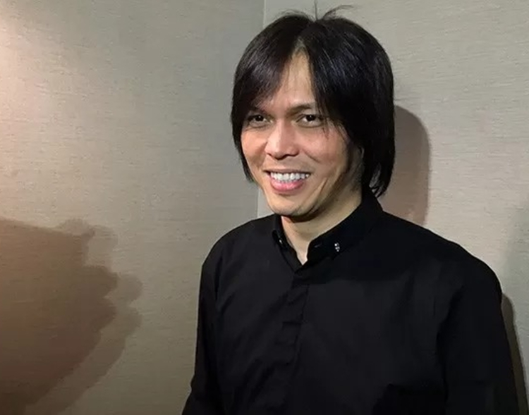 Artis music terkenal, Once Mekel, persiapkan penampilan menjelang pelantikan Anggota DPR RI. (Jawa Pos)