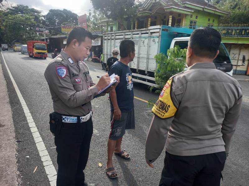 Mobil Camat Sukorejo, Ponorogo terlibat kecelakaan di Jalan Raya Ponorogo-Trenggalek Selasa (1/10/2024). (SUGENG DWI N./JAWA POS RADAR PONOROGO)