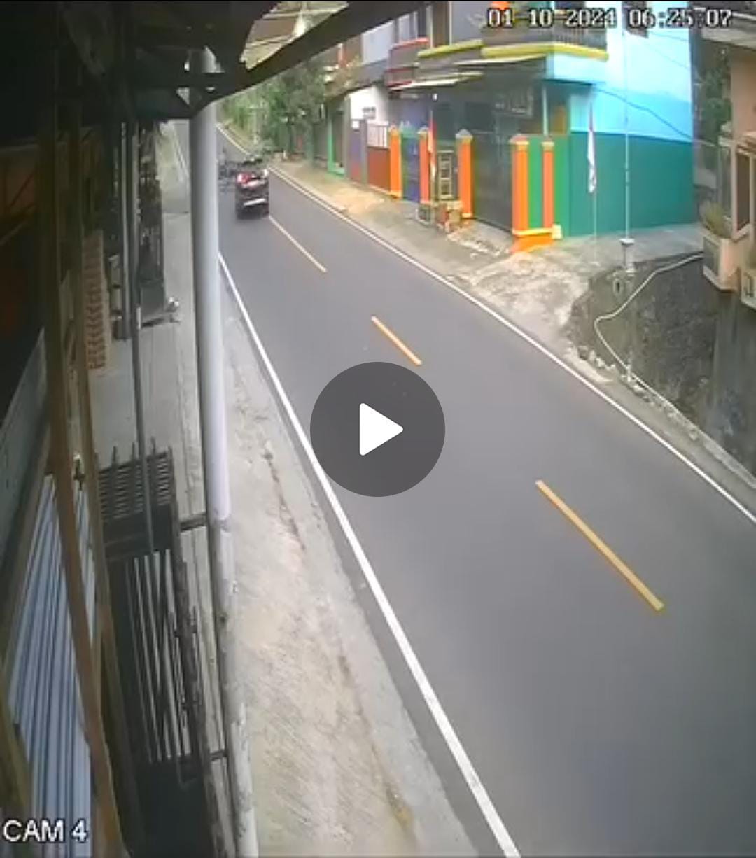 Video detik-detik kecelakaan Camat Sukorejo vs Motor Rx King milik pelajar di Jalan Raya Ponorogo-Trenggalek beredar viral, Selasa (1/10/2024). (ISTIMEWA)