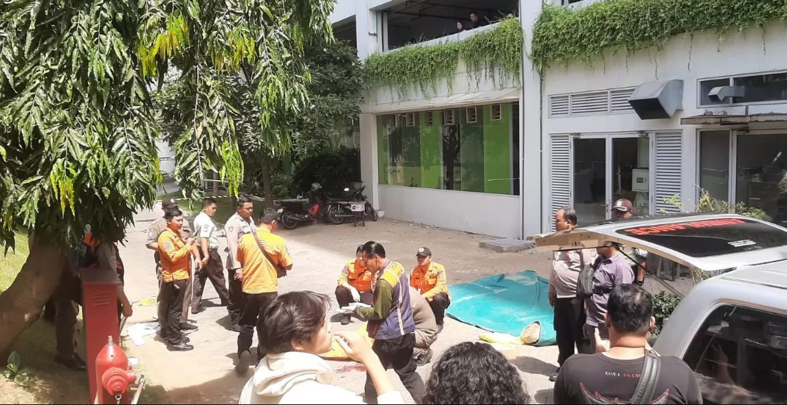 Mahasiswa petra ditemukan meninggal usai diduga bunuh diri lompat dari gedung kampus Selasa 91/10/20204). (RADAR SURABAYA)