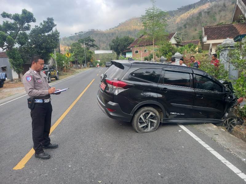 Mobil Camat Sukorejo, Ponorogo Setyo Hari Sujatmiko mengalami kecelakaan di Jalan Raya Ponorogo-Trenggalek Selasa (1/2/2024). (SUGENG DWI N./JAWA POS RADAR PONOROGO)