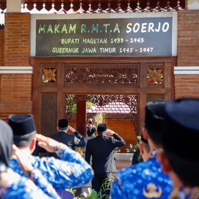 Ziarah Makam R.M.T.A Soerjo. (HUMAS PEMPROV JATIM UNTUK JAWA POS RADAR MAGETAN)