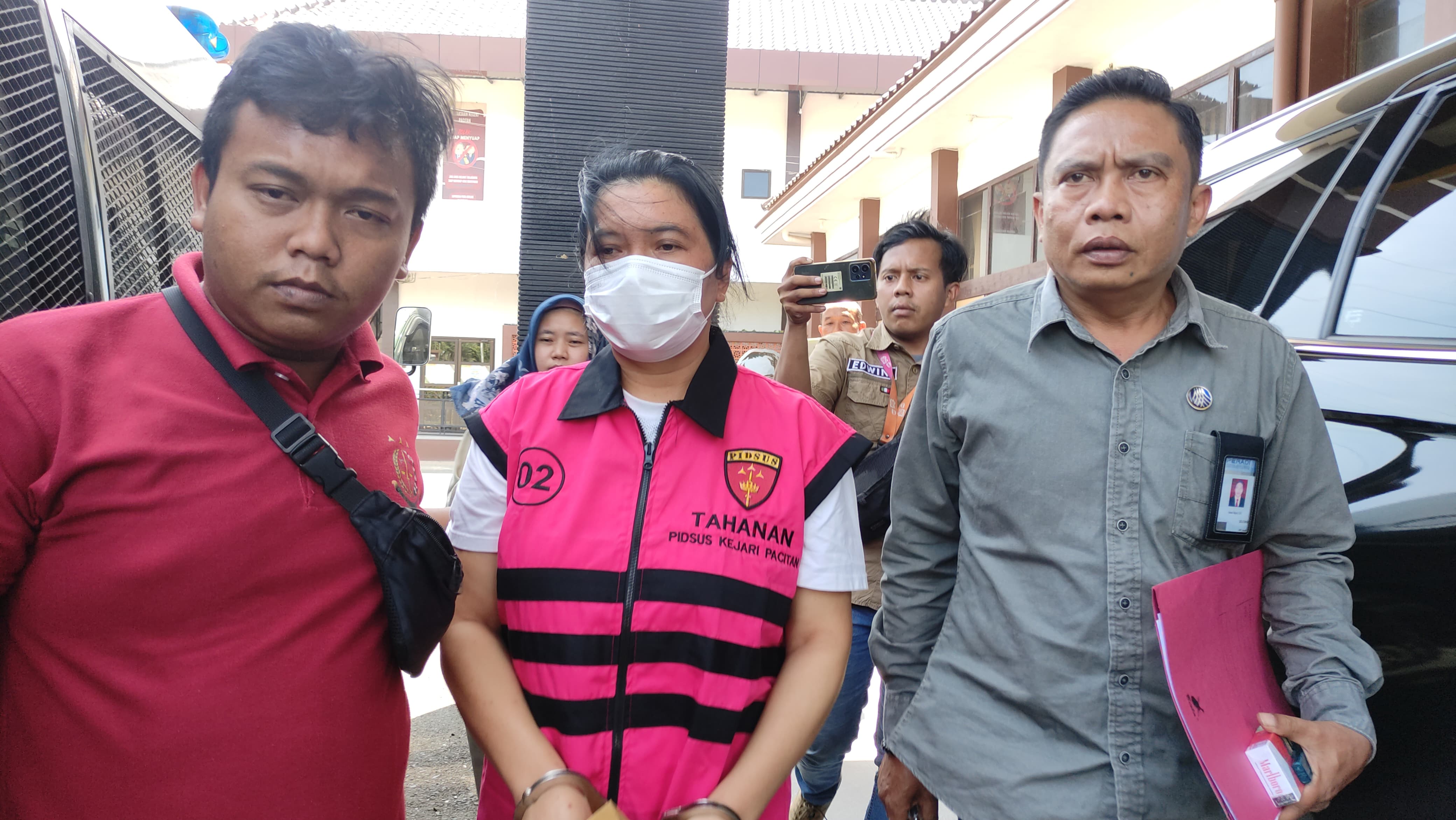 Sulastri, di balik dalang utang fiktif yang membuat puluhan warga jadi korban terjerat utang. (NUR CAHYONO/JAWA POS RADAR PACITAN)