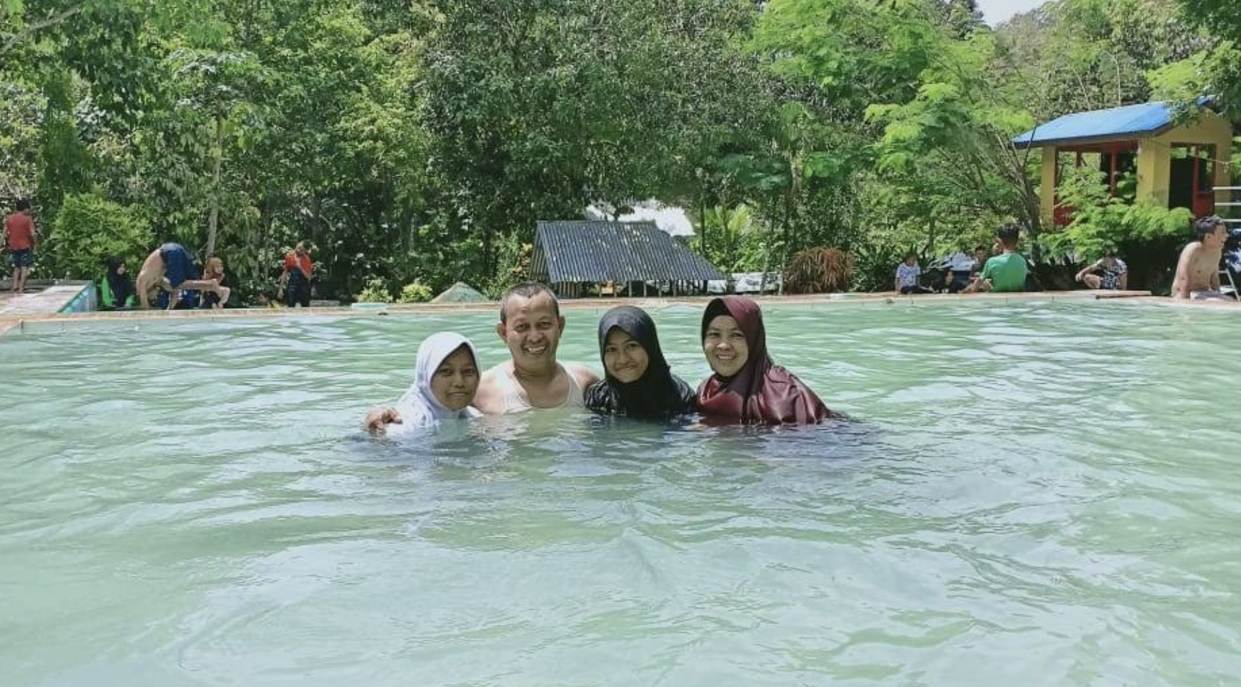 Pemandian Puncak Wisata dengan aktivitas menarik yang bisa dilakukan, salah satunya dengan berenang. /gmaps : Supriyanti Yunus04