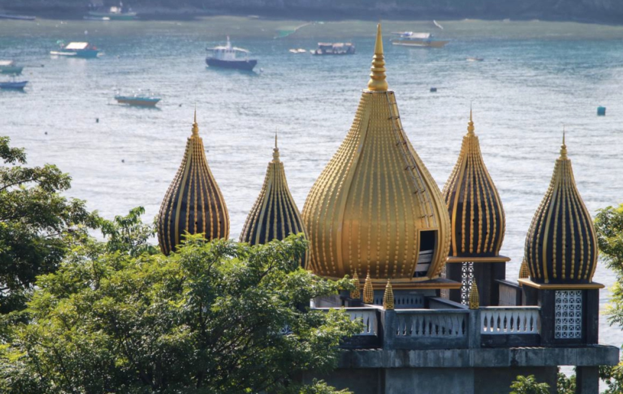 Masjid Walima Emas Destinasi Wisata Religi Gorontalo dengan pemandangan memukau