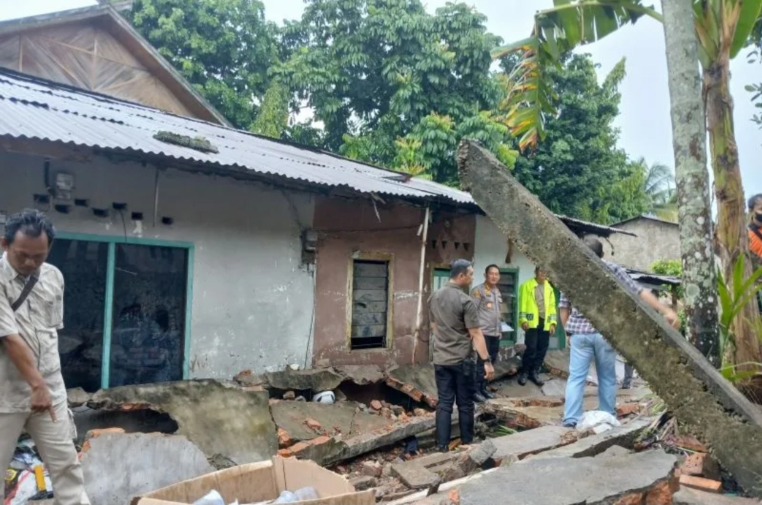 Tembok SMKN 1 Kota Jambi Roboh. (ANTARA)