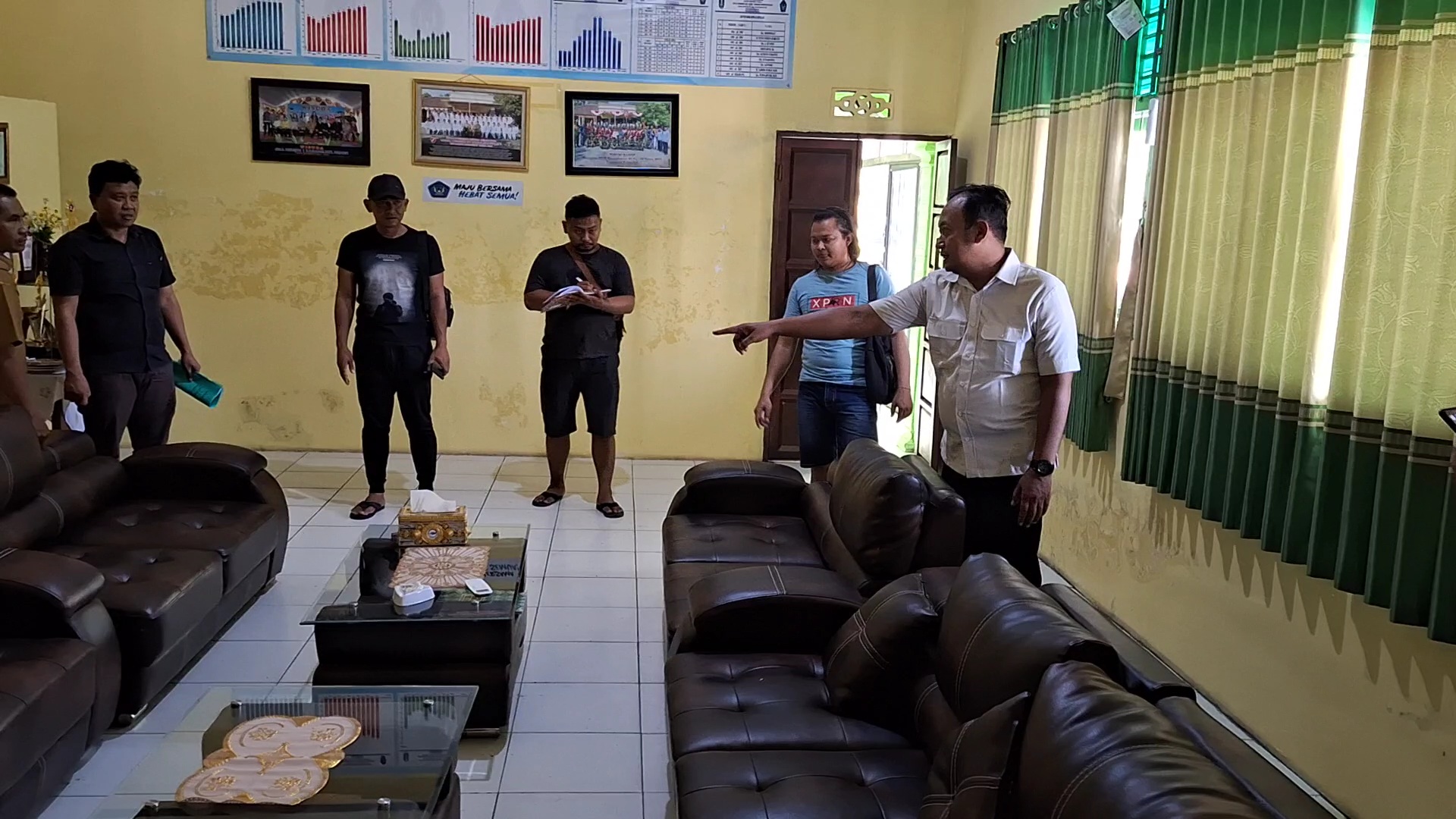 LOKASI KEJADIAN: Petugas kepolisian memeriksa tempat penganiayaan AG kepada AS. (ASEP SYAEFUL BACHRI/JAWA POS RADAR NGAWI)