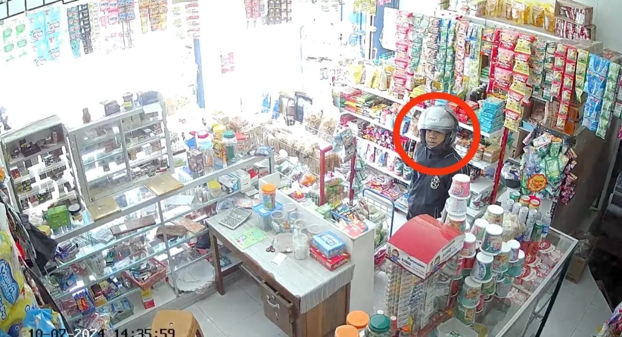 Rekaman CCTV pelaku gasak Toko Kelontong di Pacitan. (CAPTURE CCTV)