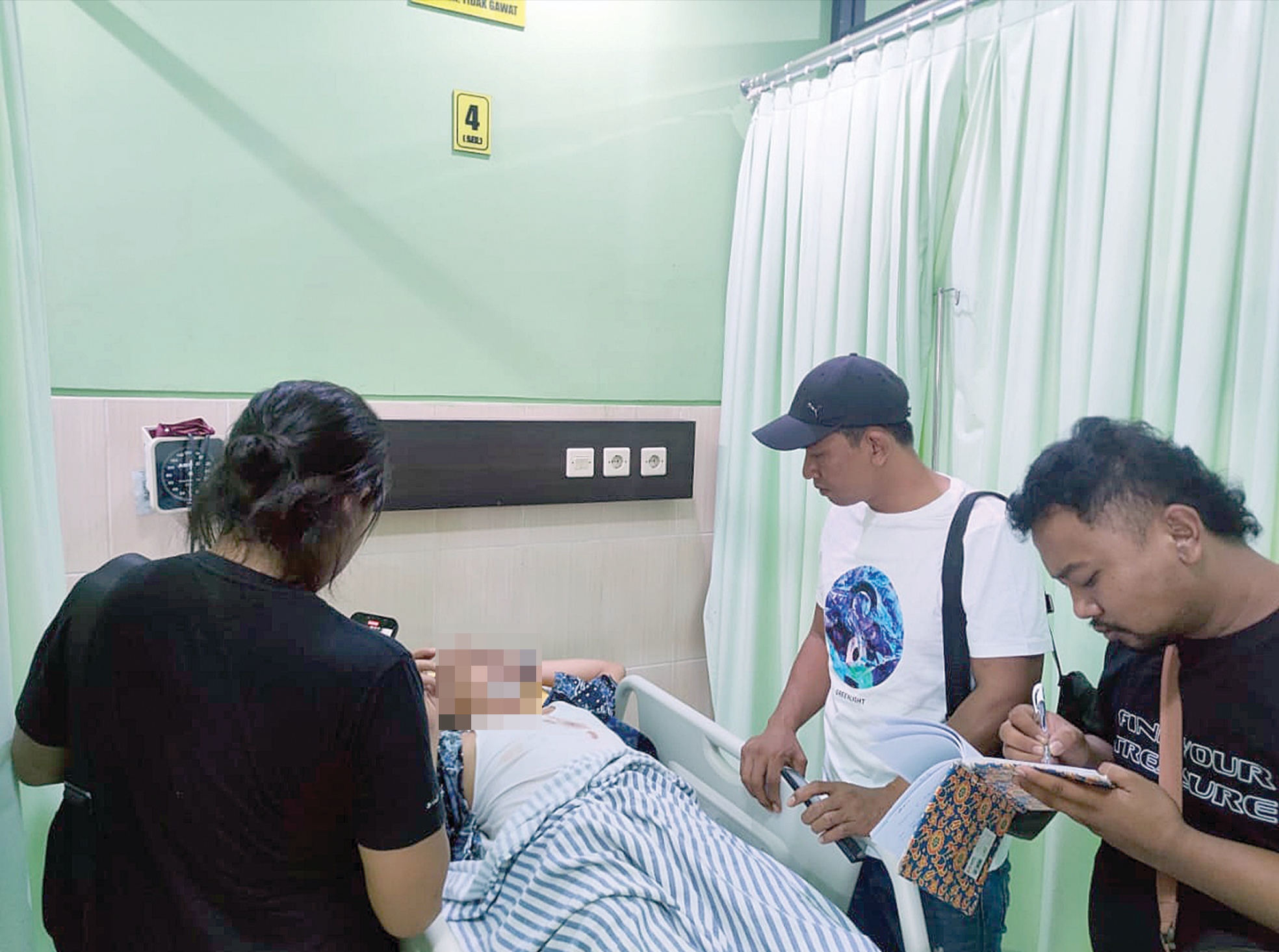 KENA BOGEM MENTAH: Kondisi AS saat mendapat perawatan medis. (ASEP SYAEFUL BACHRI/JAWA POS RADAR MADIUN)