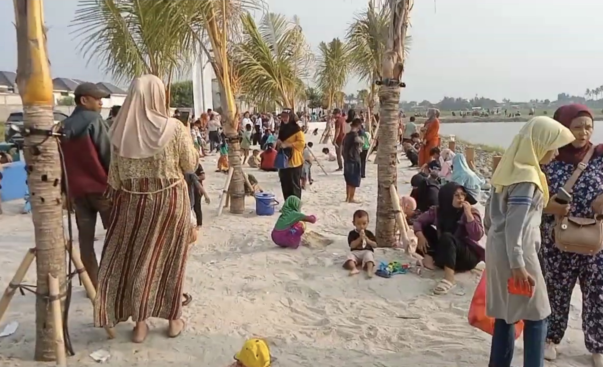 Bermain Pasir menjadi aktivitas favorit saat berkunjung ke City Beach Bekasi/ Capture YT Djafar