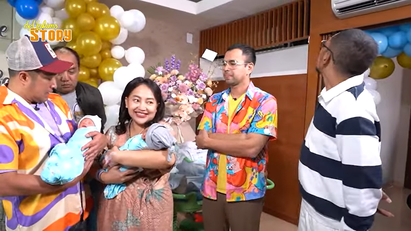 presenter Mpok Alpha melahirkan bayi kembar dengan nama yang mempunyai arti meninggikan dan kebaikan (youtube/de hakims story)