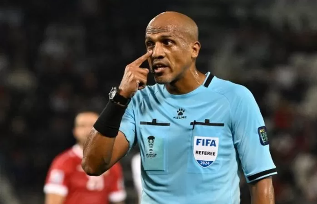 Wasit Ahmed Al Kaf dianggap membuat beberapa keputusan kontroversial yang menguntungkan Bahrain
