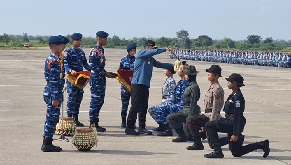 Pj Gubernur Jatim Adhy Karyono Pimpin Upacara Pembaretan 1.105 Siswa SMAN Taruna Jawa Timur di Lanud Iswahjudi. (LANUD ISWAHJUDI UNTUK JAWA POS RADAR MAGETAN)&nbsp;